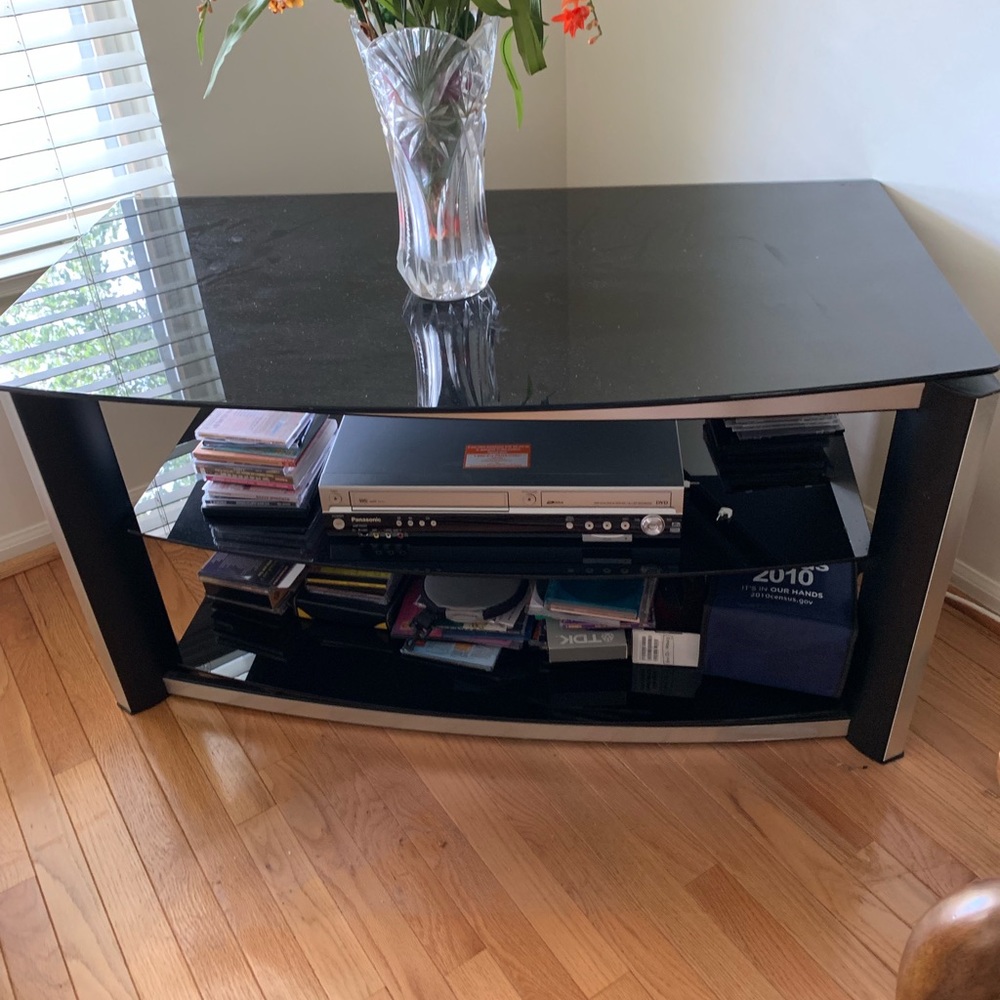 TV stand/shelf system located Silver Spring, MD